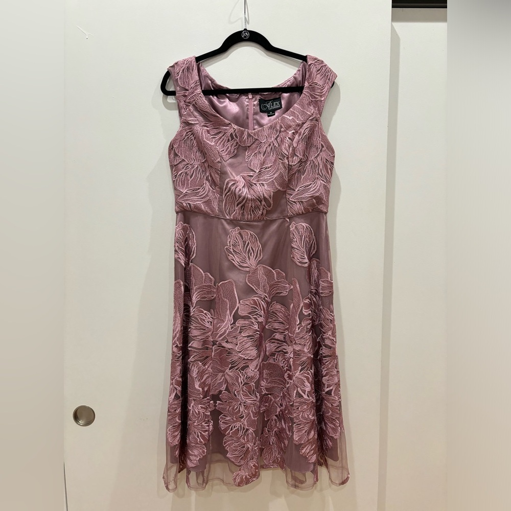 Beautiful Alex Evenings Lace Appliqué Dress - Mauve, size 10